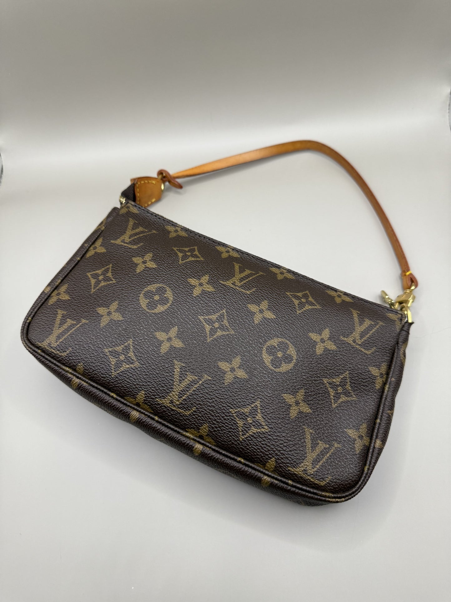 Preloved 2009 Louis Vuitton Classic Monogram Pouchette