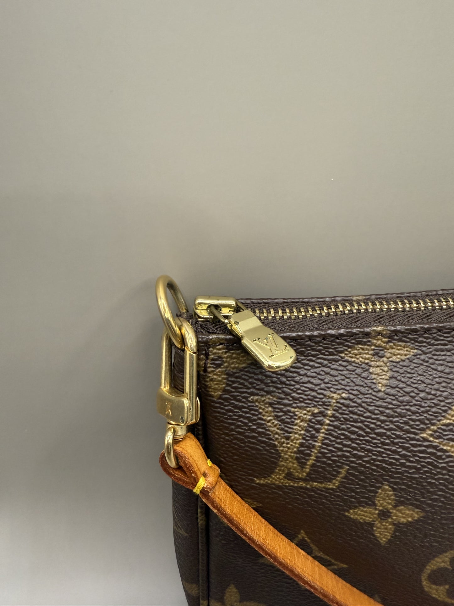 Preloved 2009 Louis Vuitton Classic Monogram Pouchette