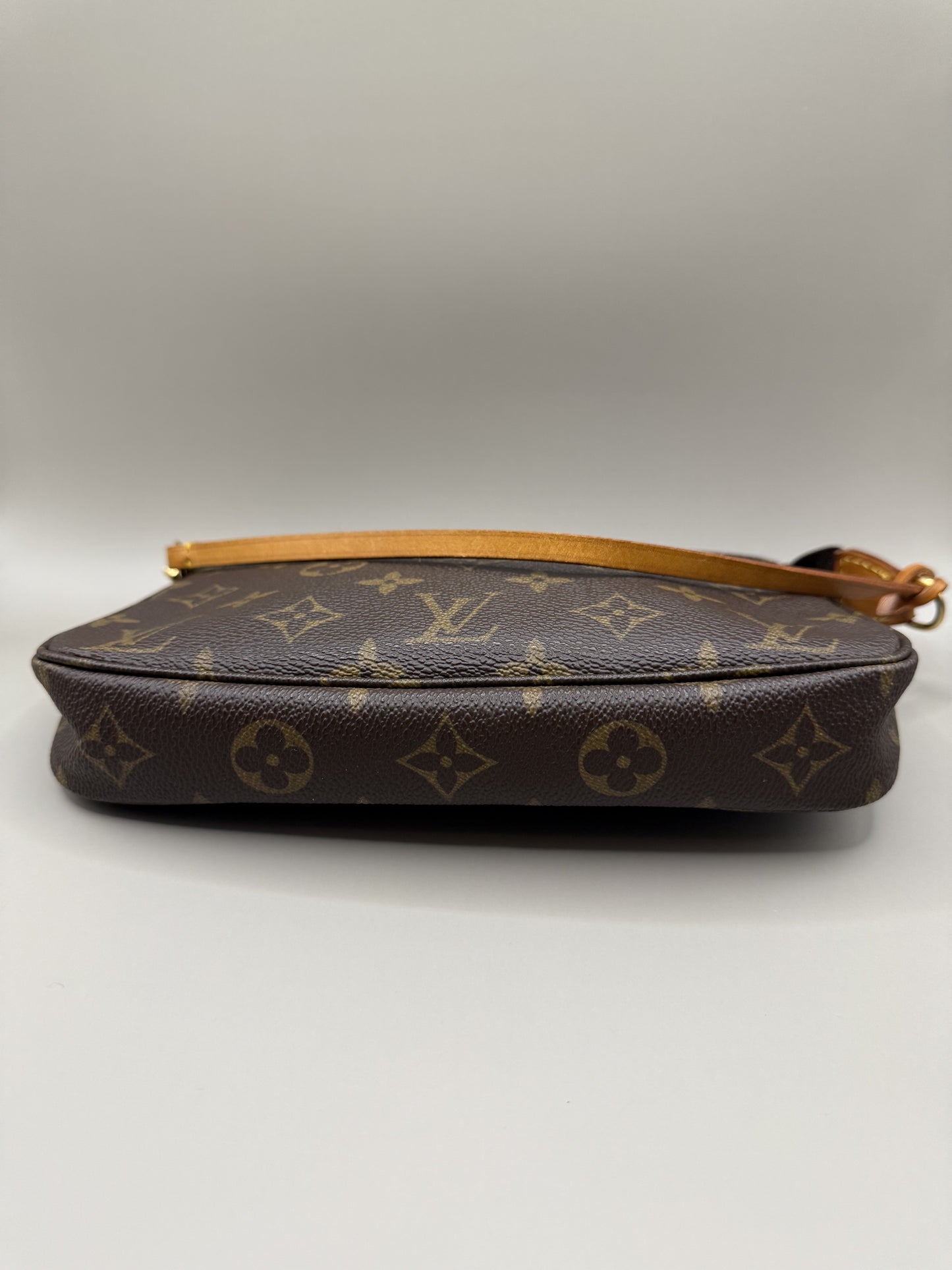 Preloved 2009 Louis Vuitton Classic Monogram Pouchette